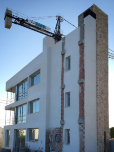 Realización de fachada de un edificio de nueva construcción