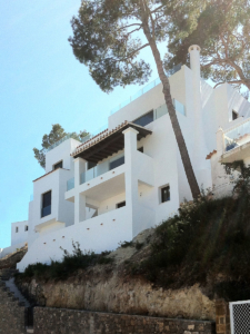 Fachada reformada en vivienda unifamiliar aislada en Siesta (Ibiza)